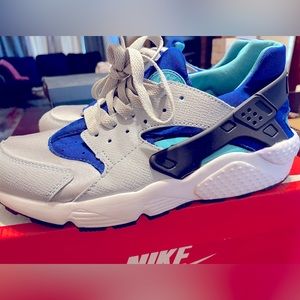 Air Huarache tennis shoes